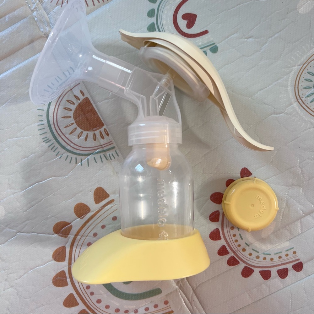 Haaka & Medela Breast Pumps with Milk Storage Bags - Picture 2 of 5